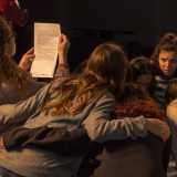 �Sono anni che frequento danza - ci dice per esempio la 16enne Giorgia Sciacovelli (che in foto legge il copione)- e sono dunque abituata all'idea di aver davanti tanti spettatori, ma � solo con il teatro che riesco a trattare determinati contenuti. Talvolta � dura conciliare questa attivit� con lo studio, ma per fortuna i professori si sono mostrati comprensivi nei nostri confronti�